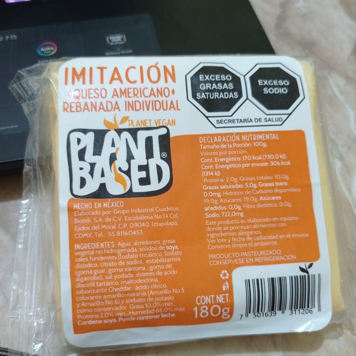 review photo of Vegarum Imitaci贸n De Queso Americano shared by @viviendovegano on 11 Feb 2022 - review