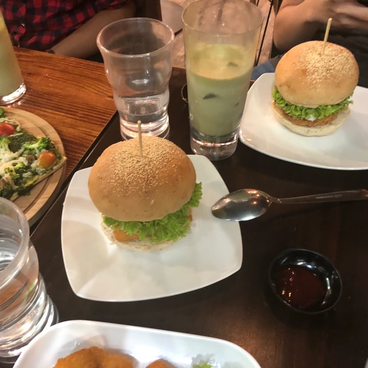 photo of nomVnom Bistro Fishless Slaw Burger shared by @laksh03 on  08 Jan 2021 - review