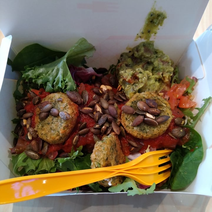 photo of Serrano Falafel salat shared by @veganiceland on  15 May 2022 - review