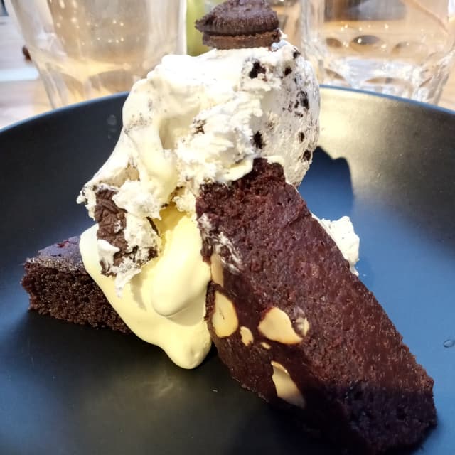 「Brownie helado vainilla oreo」の料理の写真