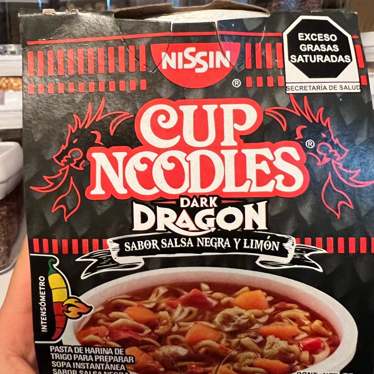 Sopa Instantánea Nissin Dark Dragon Salsa Negra y Limón 64g