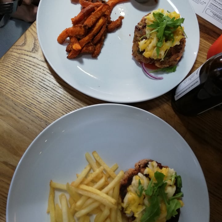 photo of Knead Bakery Vegan Burger And Chips shared by @allygreen on  25 Apr 2020 - review