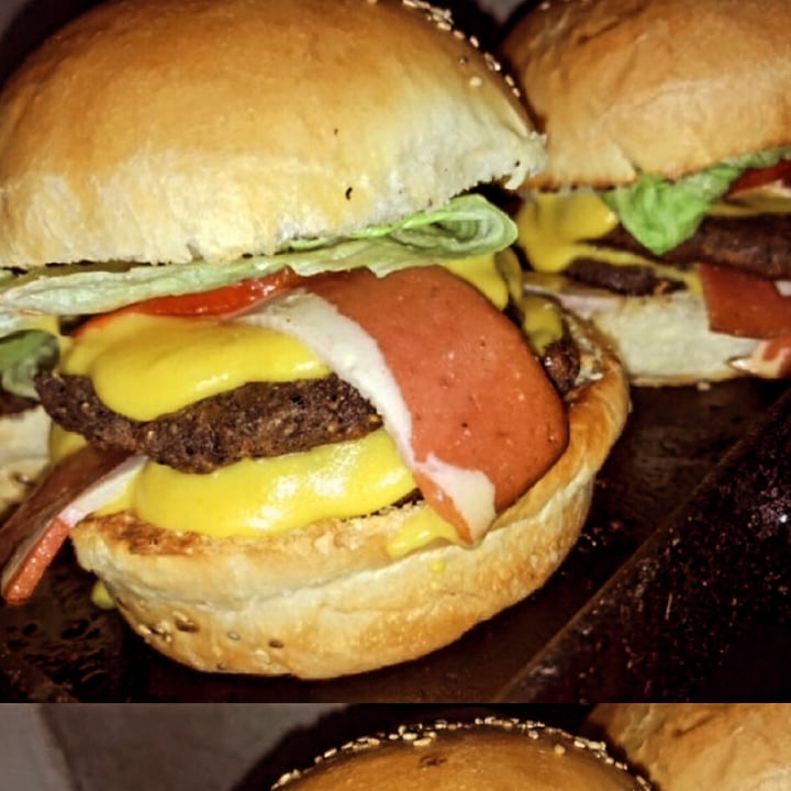 photo of CookingVegg Hamburguesas Clásicas Cheddar Y Bacon shared by @cookingvegg on  23 Apr 2021 - review