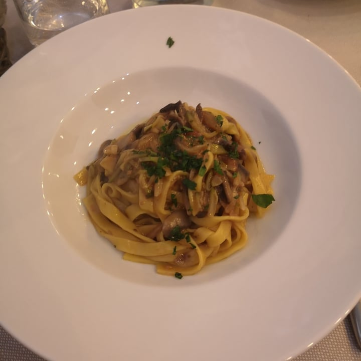 photo of Mezzaluna Tagliatelle fresche saporite all’aglione della Val di Chiana, verdure e funghi shared by @spqr on  16 Oct 2022 - review