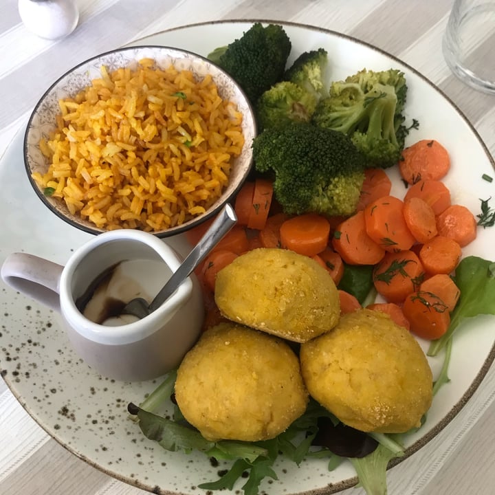 photo of Jolie Bistrot - vegetarian, gluten free, cucina naturale. Falafel, verdure, riso basmati shared by @ilariaqualcosa on  01 May 2022 - review