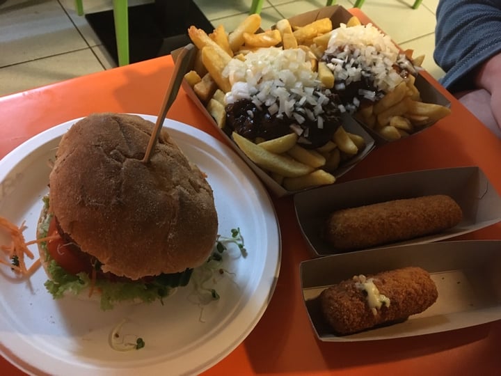 review photo of De Vegetarische Snackbar Vegan Bacon Burger shared by @plantbasedhippie on 25 Jan 2020 - review