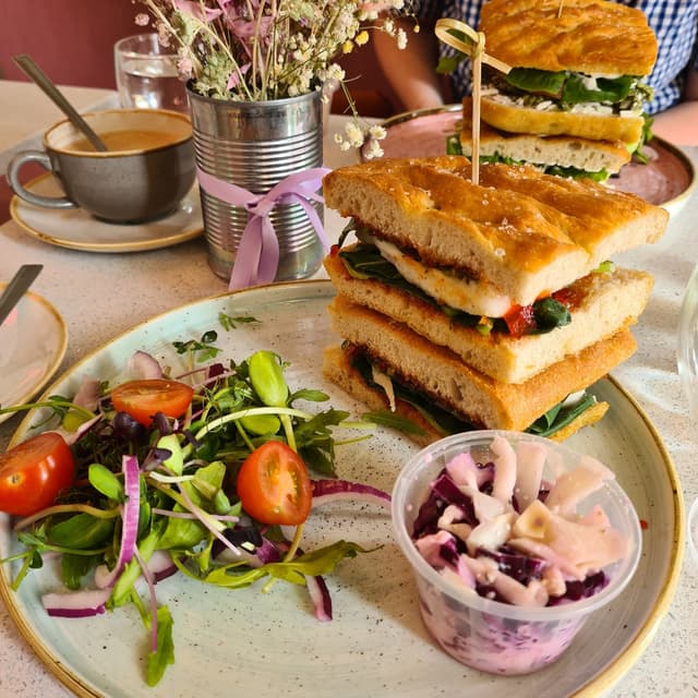 Photo of the dish “halloumi sandwich”