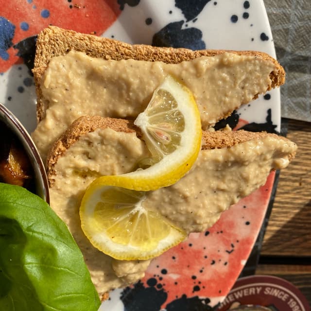 「Crostini con hummus di ceci」の料理の写真