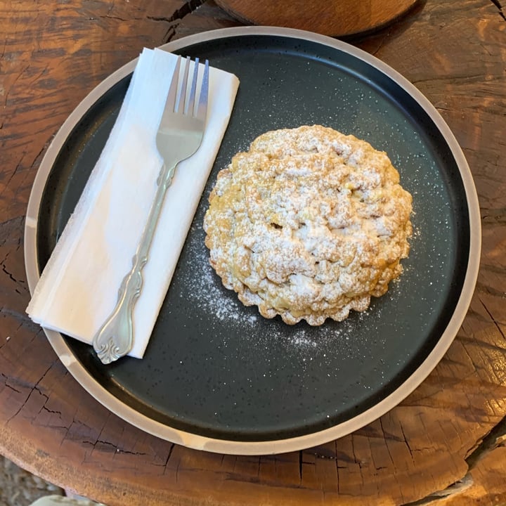 photo of Dolce Bakery Apple Crumble shared by @camirabier on  25 Mar 2022 - review