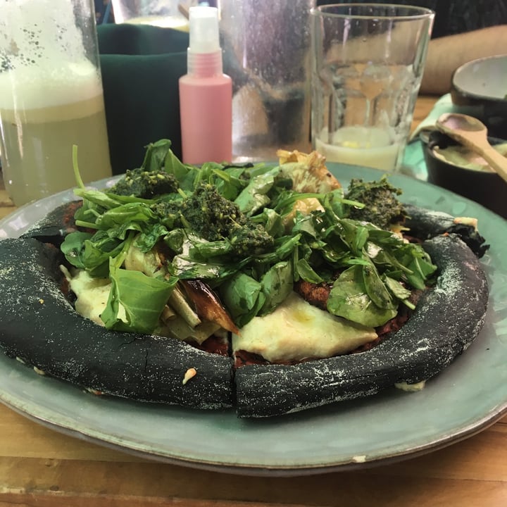 photo of Hierbabuena Black Pizza Con Queso Vegano Y Rucula shared by @lauchis on  14 Nov 2021 - review