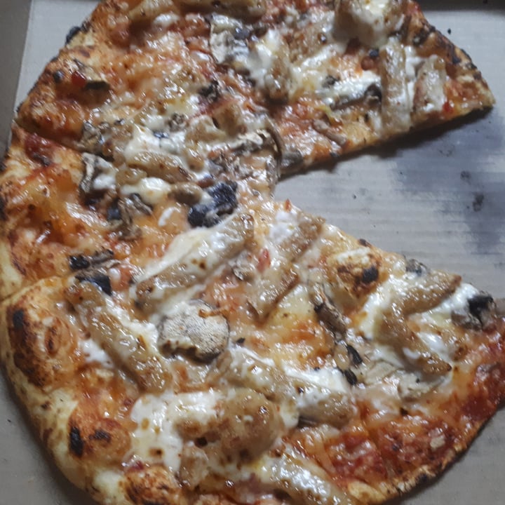 photo of Panarottis Somerset West Mall Saucy Chicken and Mushroom Pizza shared by @laurenf on  15 Apr 2022 - review