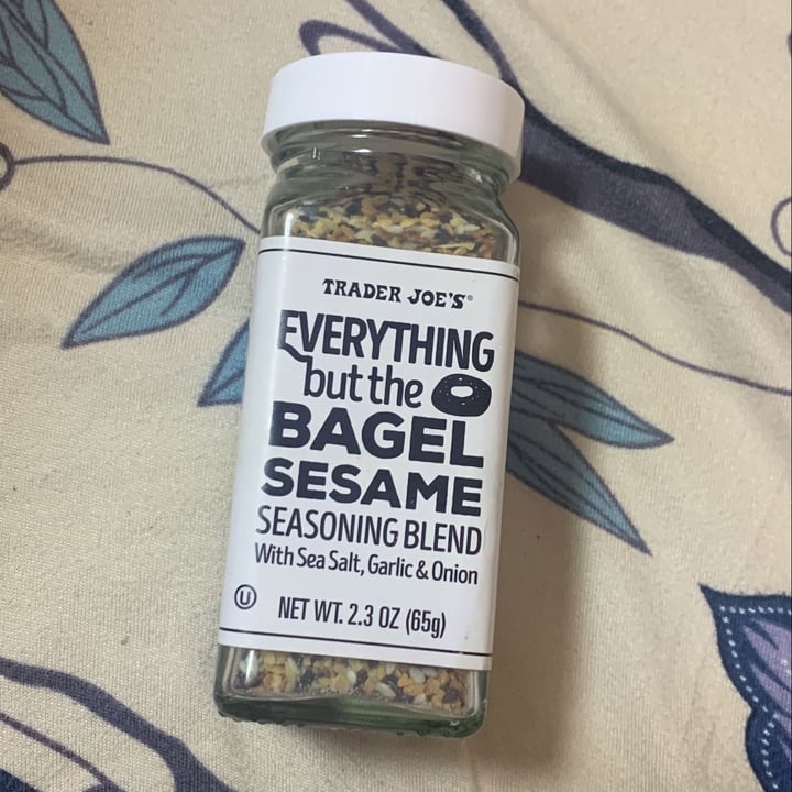 photo of Trader Joe's Everything But The Bagel Sesame Seasoning Blend shared by @yully on  07 Jun 2022 - review