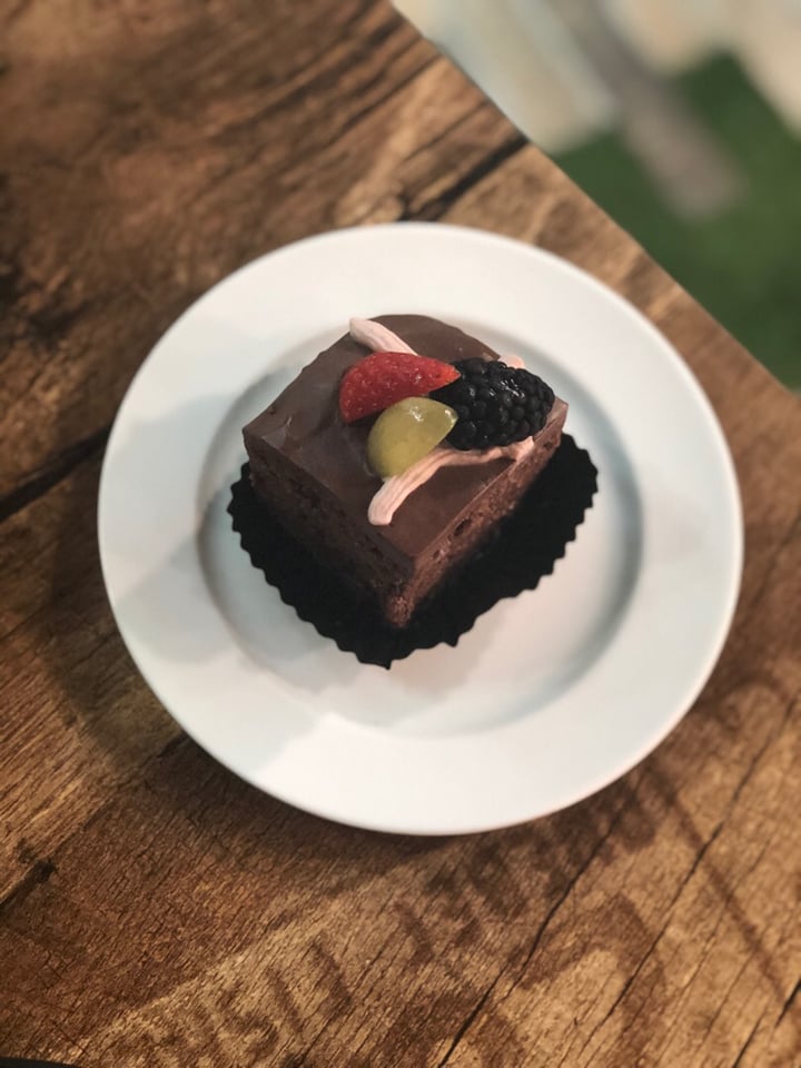 review photo of nomVnom Bistro Chocolate Creme Cake shared by @teoyanru on 16 Jan 2019 - review
