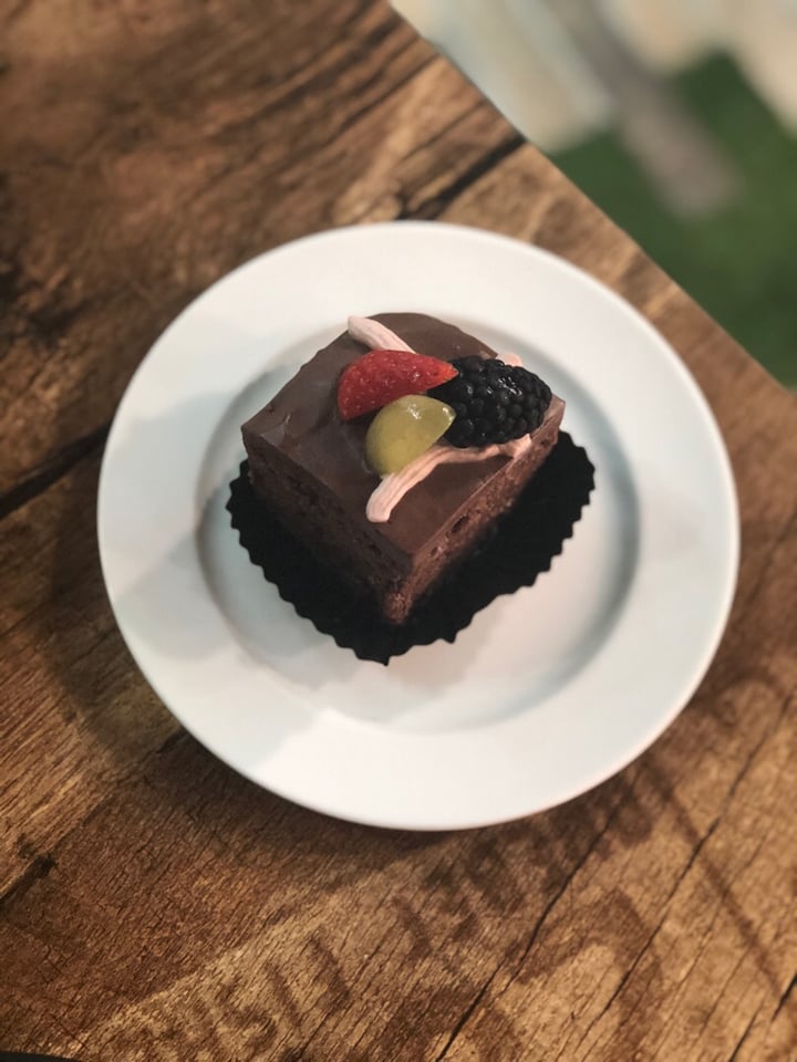 photo of nomVnom Bistro Chocolate Creme Cake shared by @teoyanru on  16 Jan 2019 - review