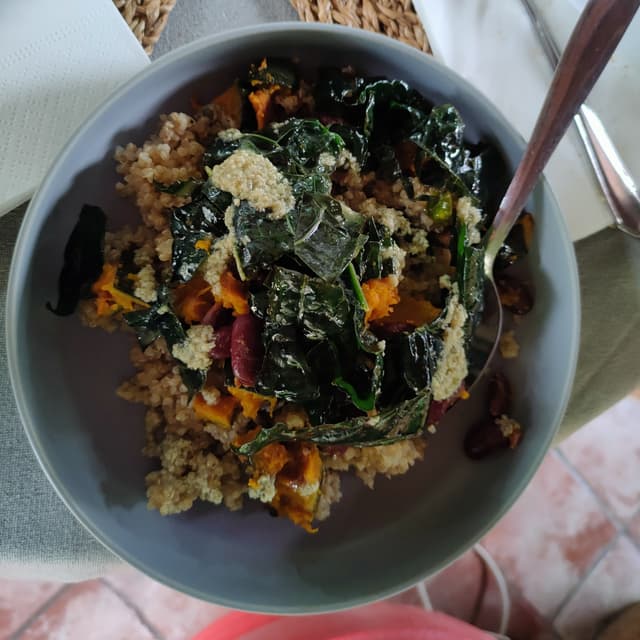 Foto del piatto “Bowl con quinoa, zucca, cavolo nero e fagioli rossi”