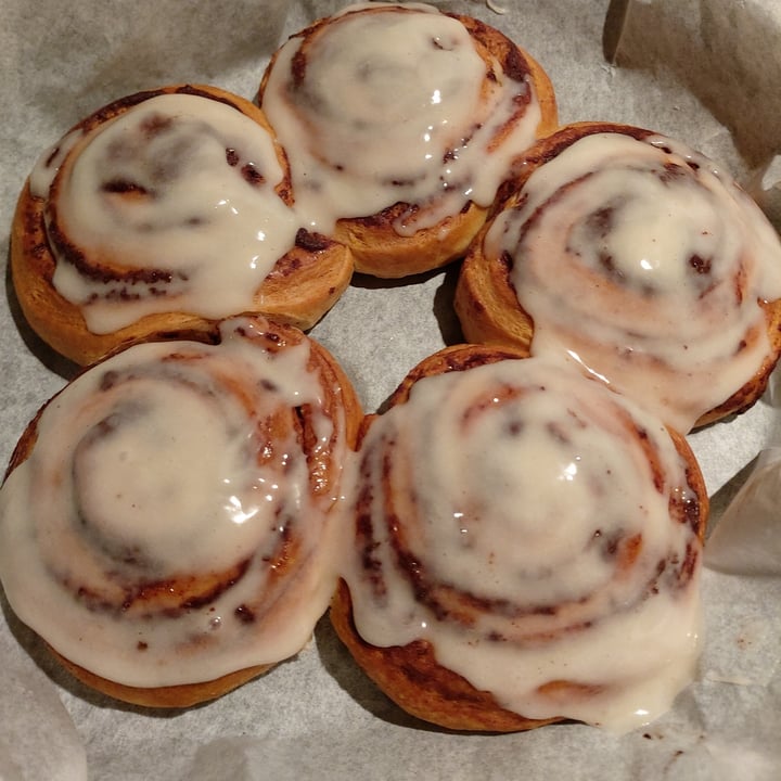 photo of Annie’s Organic Cinnamon Rolls with Icing shared by @giulianamic on  20 Dec 2022 - review