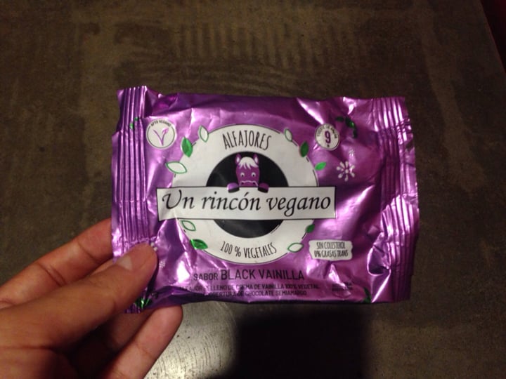 photo of Un Rincón Vegano Alfajor Black Vainilla shared by @brvjave on  19 Apr 2020 - review