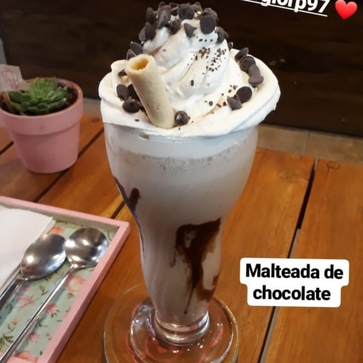 photo of Frambuesa Pastelería Vegan Malteada de chocolate shared by @caroveggiefit on  17 May 2020 - review