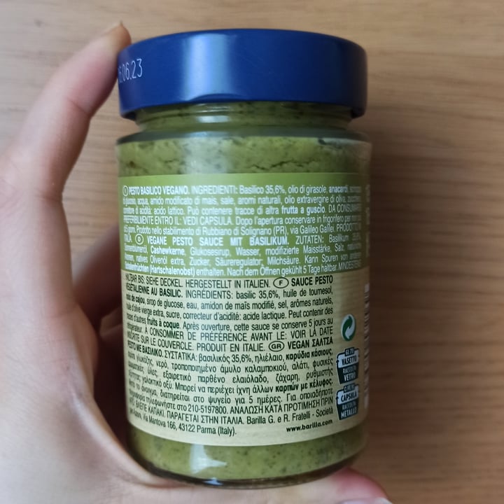 photo of Barilla Pesto Basilico Vegan shared by @julieve on  03 Aug 2022 - review