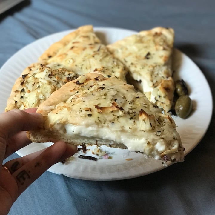 review photo of La Adroguense Pizza Rellena Fugazzeta shared by @brenalburquerque on 30 Jan 2022 - review