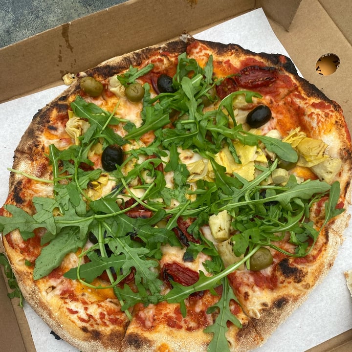 photo of Hangin' Pizzeria vegan pizza shared by @megelyse1130 on  03 May 2022 - review