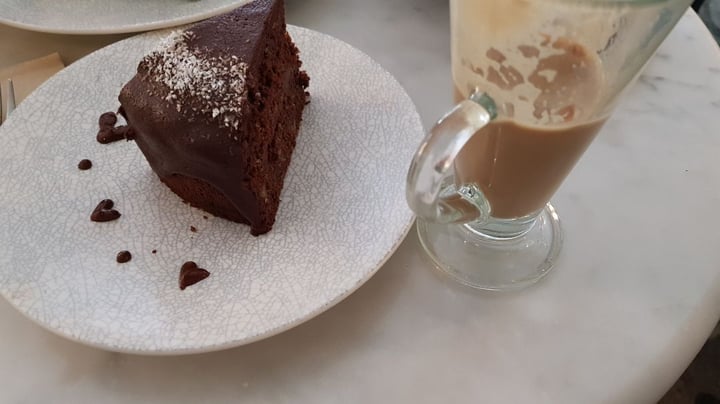 photo of Real Food Chocolate Gateau Cake shared by @veganviks on  21 Oct 2018 - review