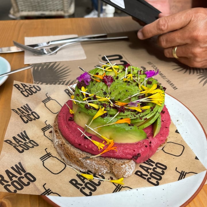 photo of Rawcoco Green Bar Valencia Avocado und Rosenhummus (vg) Schwarzbrot, Rote-Bete-Hummus, halbe Avocado, Sesam shared by @kex on  17 Oct 2021 - review