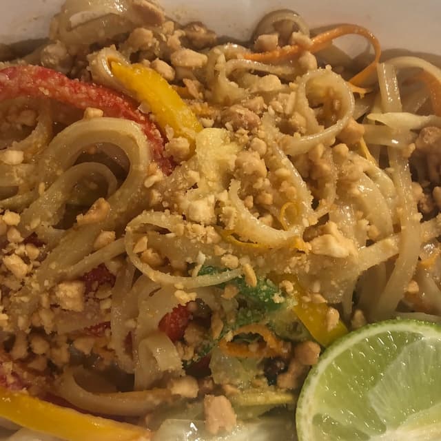 Photo of the dish “Tagliatelle di riso alla Tailandese con verdure saltate e arachidi”