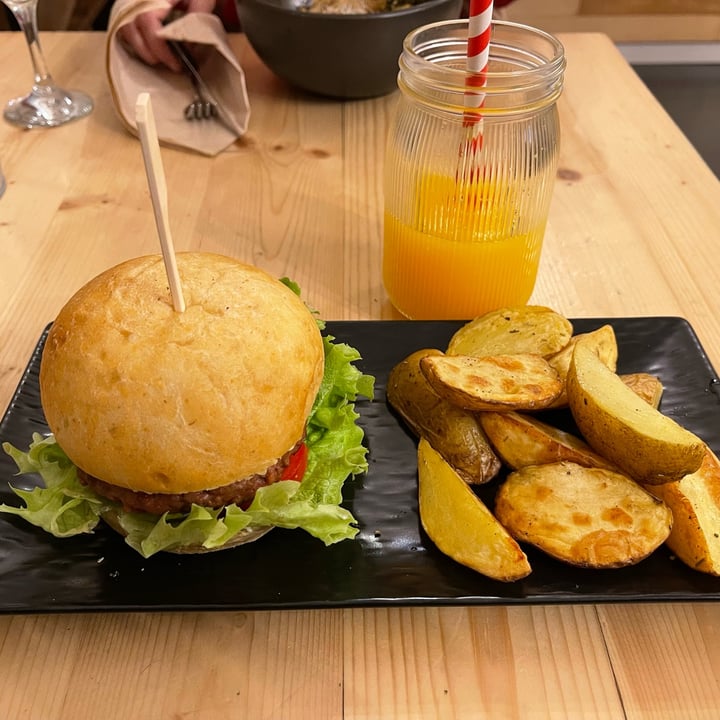photo of ...IDEM CON PATATE Panino burger Beyond meat shared by @neydal on  26 Feb 2022 - review