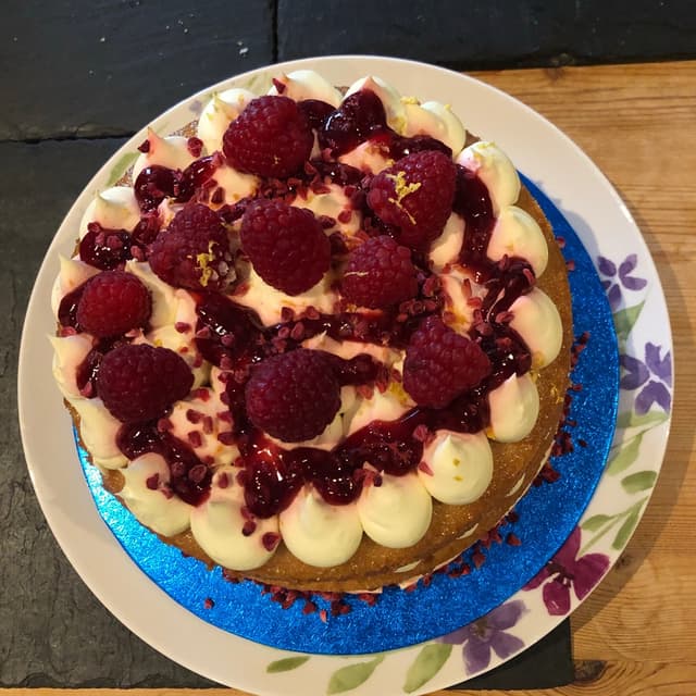 菜肴“Lemon and raspberry cake”的照片