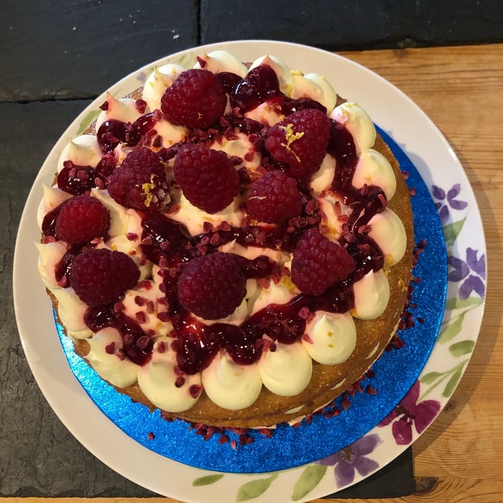 photo of Lola's Cupcakes Covent Garden Lemon and raspberry cake shared by @shmambam on  28 Mar 2021 - review