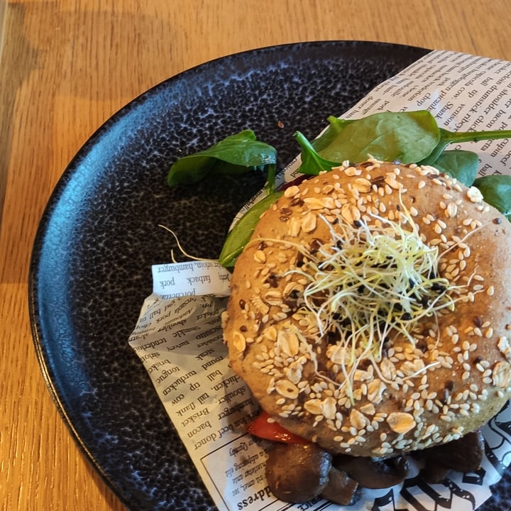 photo of Das Ufer Humus Bagel shared by @vegandreas on  12 Dec 2022 - review