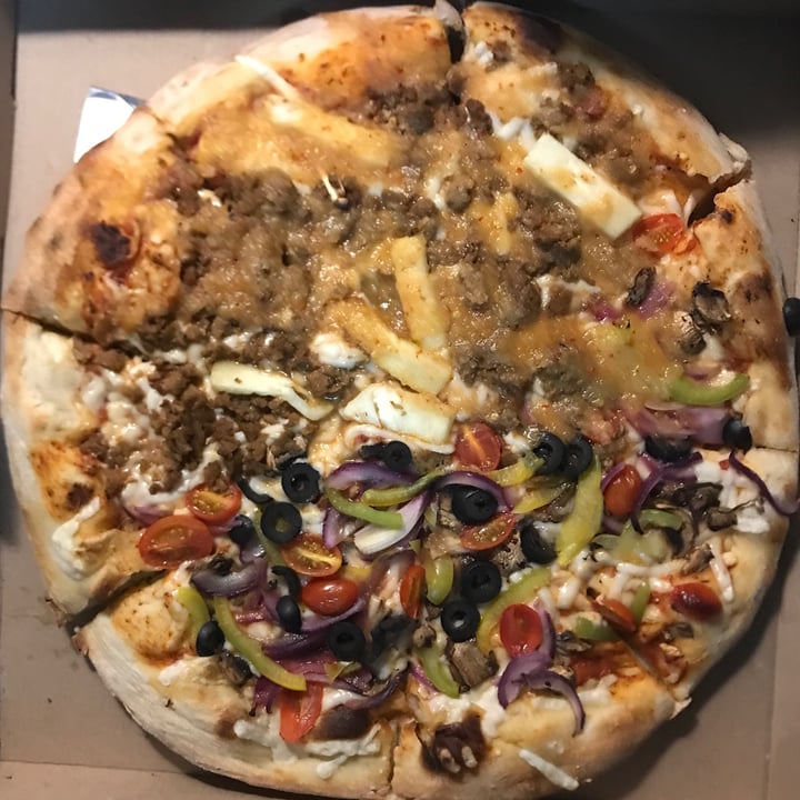 photo of Salvaxe Pizza jardín y chuleta hawaiana shared by @laurafonck on  05 Sep 2021 - review