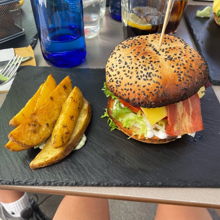 photo of Santa y Pura Vegan Bar Burguer santa y pura shared by @nereacalo on  21 Oct 2022 - review