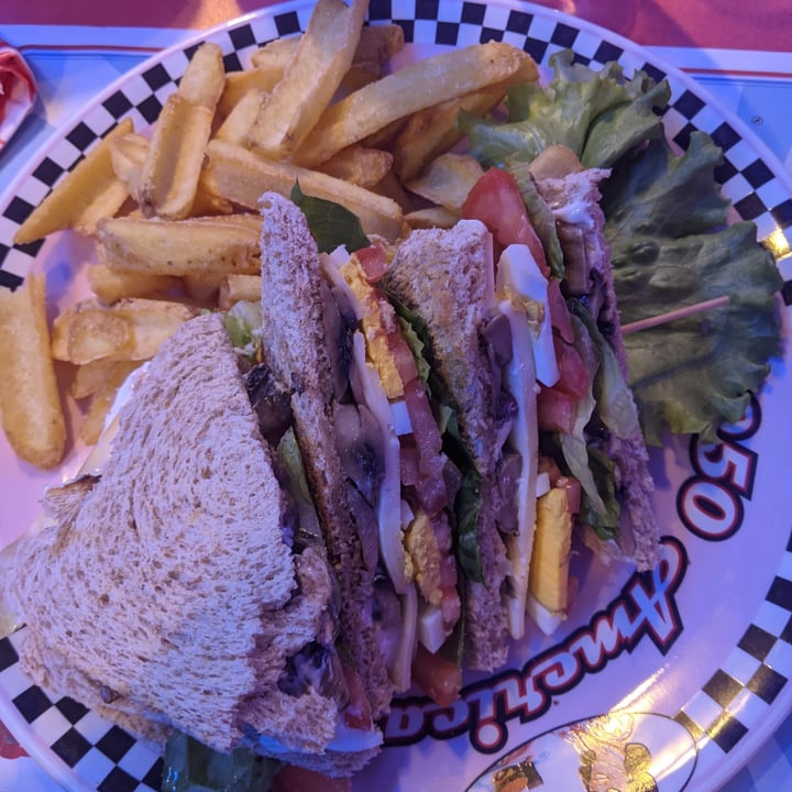 photo of 1950 American Diner - PONTEDERA Vegetarian Sandwich shared by @cecizanini on  10 Oct 2021 - review