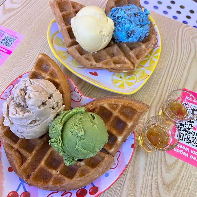 Foto del piatto “Waffles with 2 scoop of ice cream”