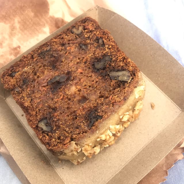 菜肴“Budín de zanahoria, nuez y pasas”的照片