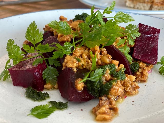 Foto do prato “Baked Beetroot With Hazelnut”