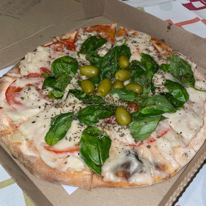 photo of Lontano Pizza Pizza Capresse Vegana shared by @valenequiza on  01 Aug 2022 - review