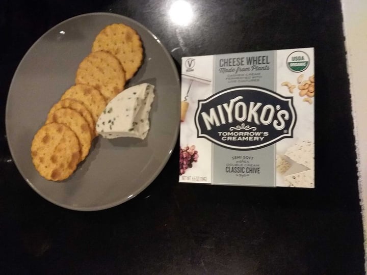 photo of Miyoko's Creamery Double Cream Classic Chive Cashew Milk Cheese shared by @ambularfortheanimals on  20 Nov 2018 - review