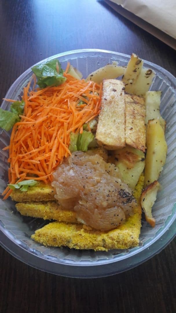 Foto do prato “Tofu rebozado, papas fritas y puré de manzana”