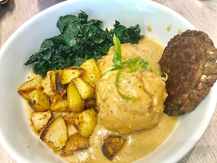 photo of Back To Eden Bakery Biscuits & Gravy Bowl shared by @citybythbayvegan on  26 Jul 2019 - review