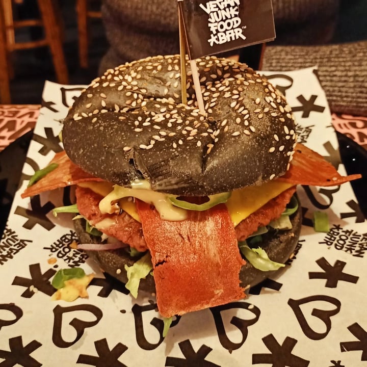 photo of Vegan Junk Food Bar Royal Smash Burger shared by @juliaavi on  29 Jan 2022 - review