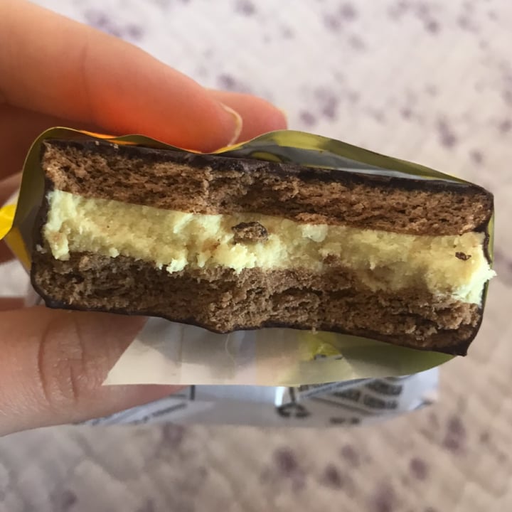 photo of Green & Veggie Alfajor Vegano Con Relleno De Crema Vegetal Sabor Banana shared by @candeeev on  28 Jan 2022 - review