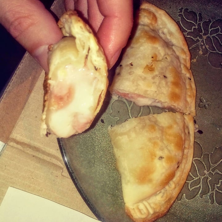 photo of Empanadas de 10 Empanada jamon y queso shared by @alexis-furioso on  10 Dec 2020 - review