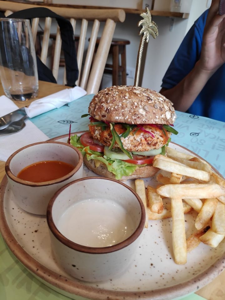 photo of Nut and Bowls Garden Fresh Aloo Tikki Burger shared by @greenglamvegan on  23 May 2019 - review