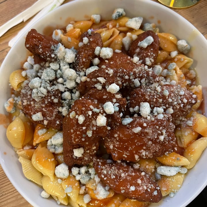 photo of Innocent Yesterday Buffalo Mac N’ Cheese with blue cheese shared by @beatrizvegan on  18 Apr 2022 - review