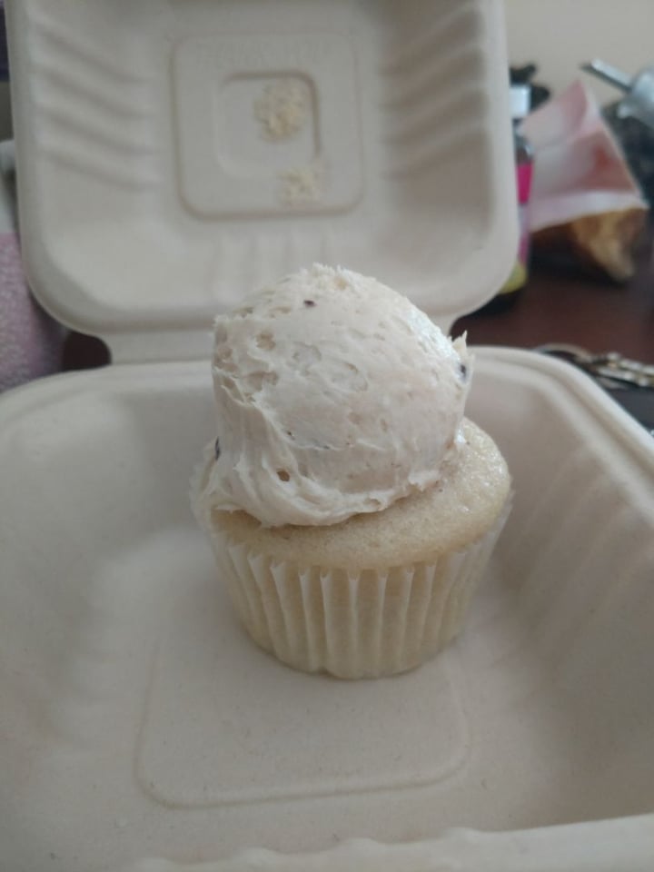 photo of Vegan East Chocolate chip cookie dough cupcake shared by @iszy on  08 Apr 2020 - review