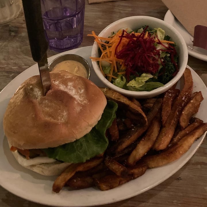photo of MeeT on Main the main burger shared by @silviia on  16 Apr 2022 - review