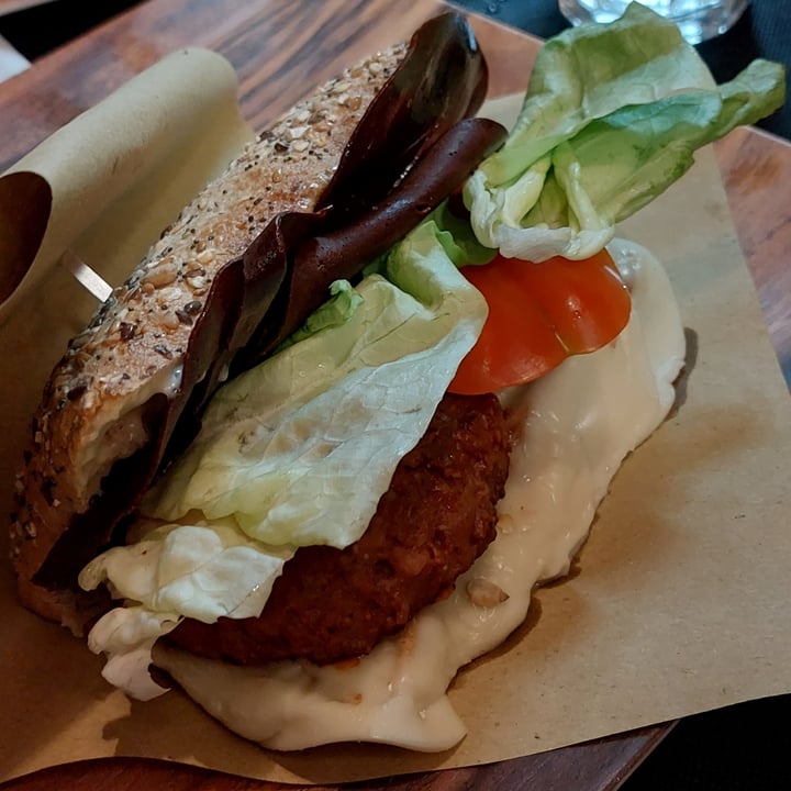 review photo of Frankie's Bar Pizzeria Sorrento Panino Beyond Meat Burger, Formaggio vegano, Lattuga, Pomodoro shared by @fujixo on 12 Mar 2022 - review